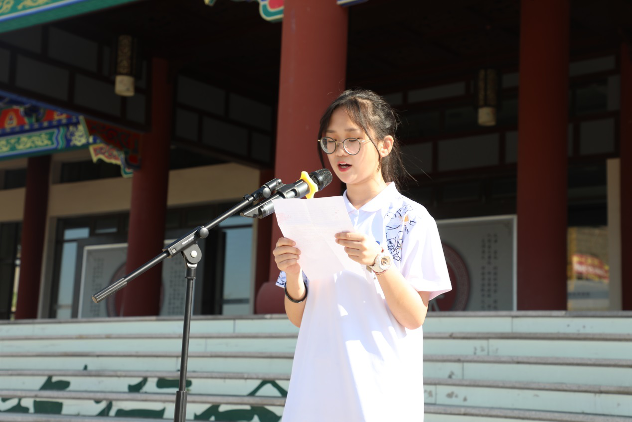 我是来自高二八班的李昱颖,今天我演讲的题目是《文明礼仪在校园.